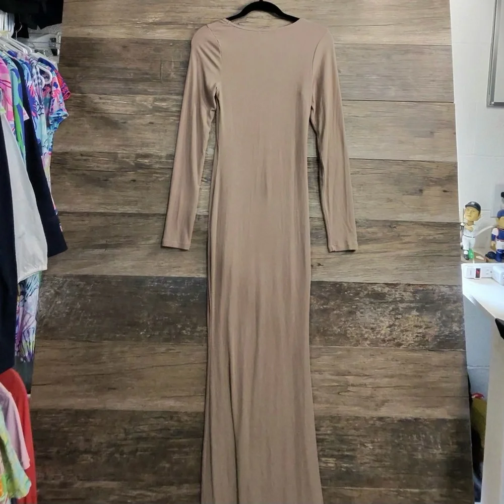 Abercrombie & Fitch Long-Sleeve Maxi Ribbed Dress in Taupe